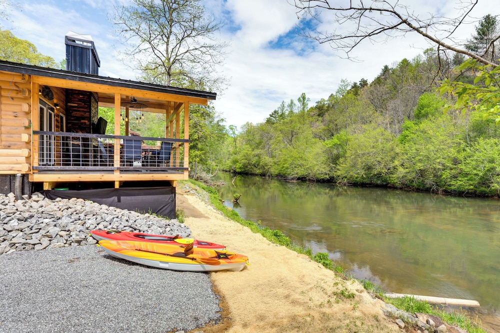 Modern Creek-front Cabin w/ Deck & Views in Murphy