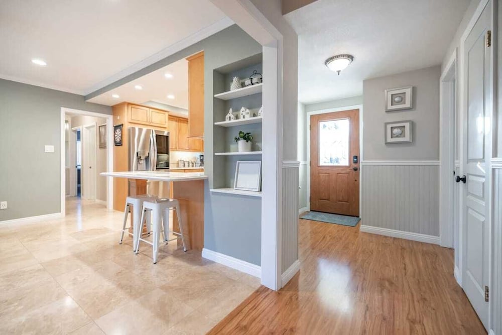 Marbella Lane - Charming 4BR Bungalo for Relaxing Retreat