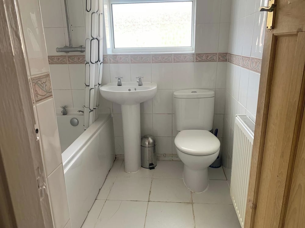By the Sea, Sleeps 4-6, Private Patio, Nearbeach, Seasideretreat, Train to Liverpool or Chester is a hop Skip and a Jump Away