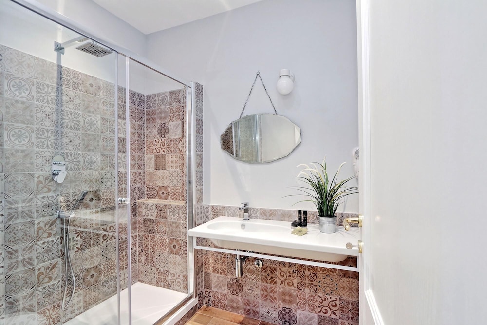 Rm-h501-pale6h3 Monti Apartments - M12
