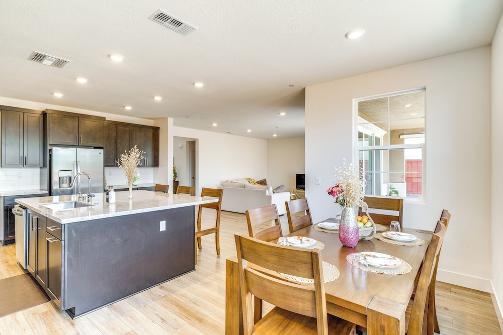 Pool Paradise: Spacious Tracy Home w/ Yard!