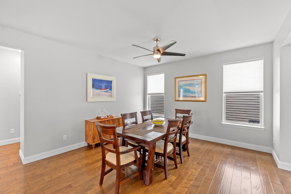 Modern Home W/garage Near SLU JZ Vacation Rentals