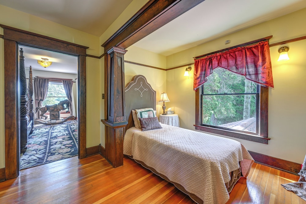 Historic Auburn House on 37 Acres w/ Private Lake! view 5
