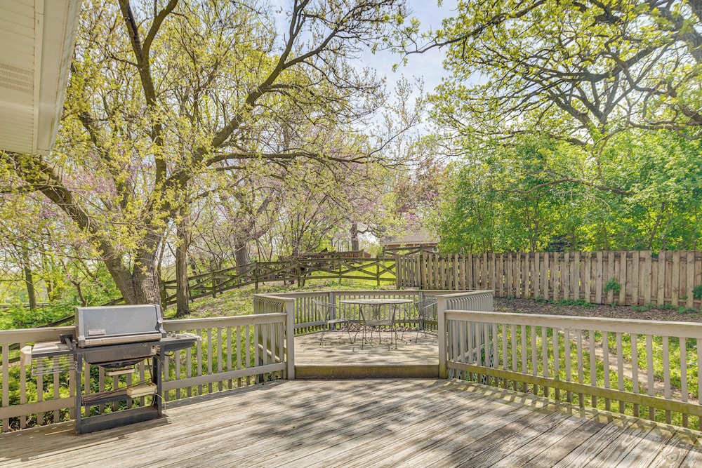 Hot Tub & Sauna: Hoffman Estates Villa in Elgin!