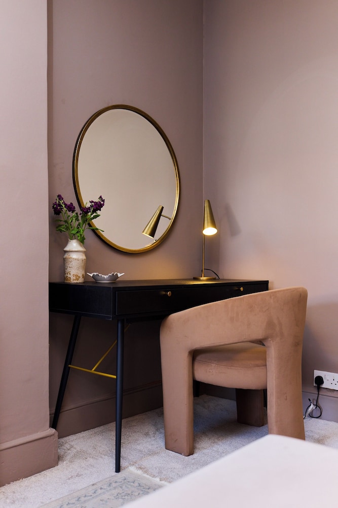 Classic Edwardian Flat near Emirates