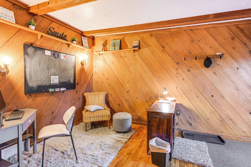 2 Mi to Downtown Flushing: Spacious Retreat!