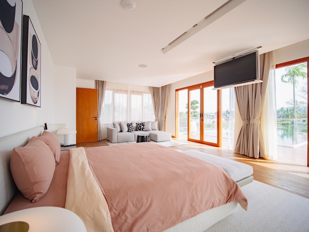 Luxurious 5bedroom White Estate Villa Private Lake