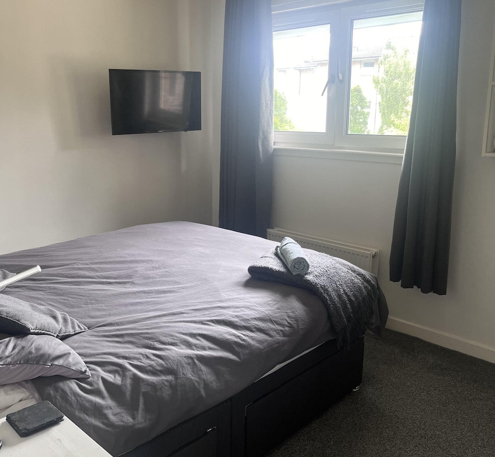 2 Bed Flat - Sleeps 4 - Pets - Parking - Wifi