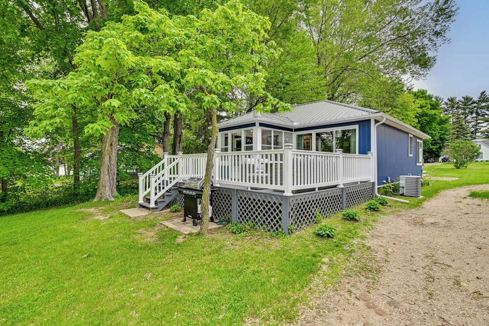 Lakefront Getaway w/ Private Dock in Colon!
