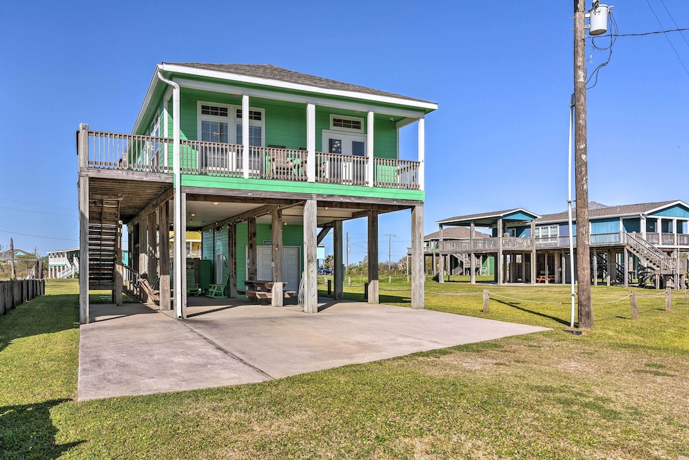Walk to Shore: Crystal Beach Coastal Home! view 4
