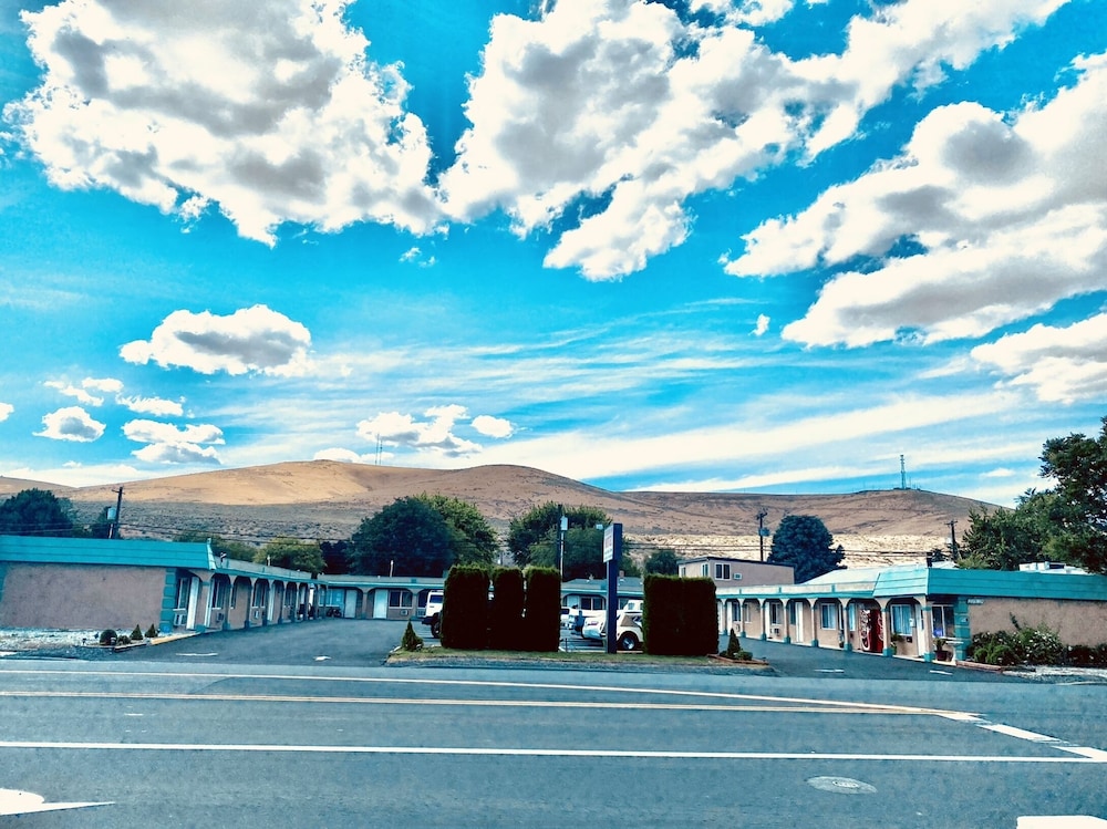 Moses Lake Vacations - Sunland Inn Motel - Property Image 1