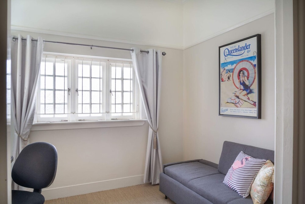 Cozy2 Bedroom Apartment in Trendy new Farm view 5