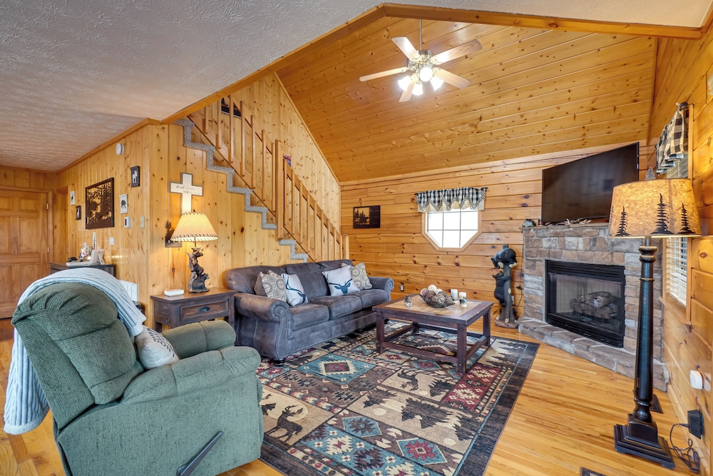 Hot Tub & Game Room: Sevierville Family Cabin!