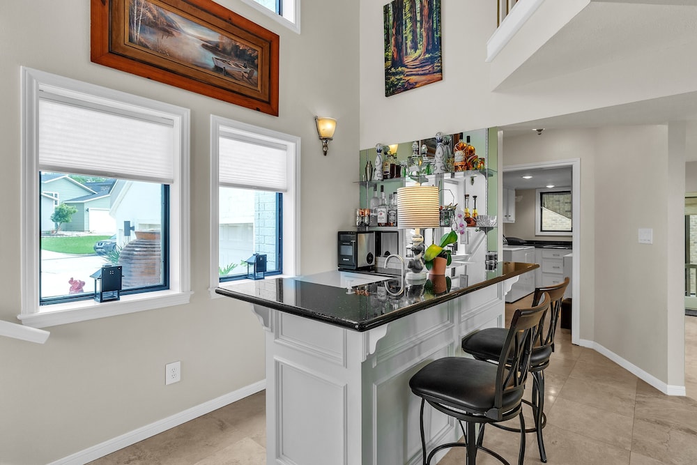 Lakefront Retreat With Private Pool, Hot Tub And Dock 4 Bedroom Home