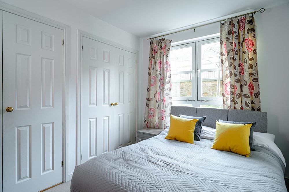 Charming Edinburgh Apartment view 3