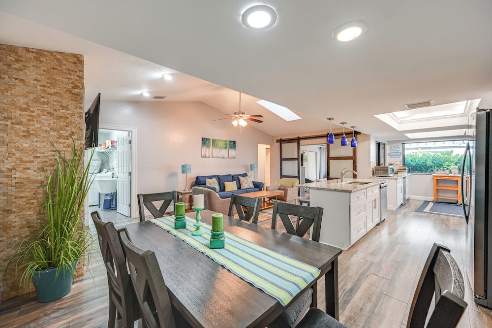 Walk to the Beach! Canal-front Marco Island Home