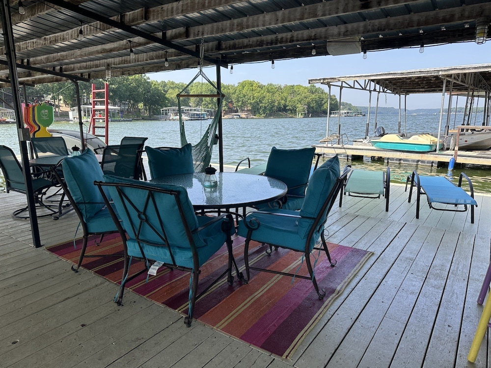 Spectacular Sunsets, Live Music & Nearby Restos
