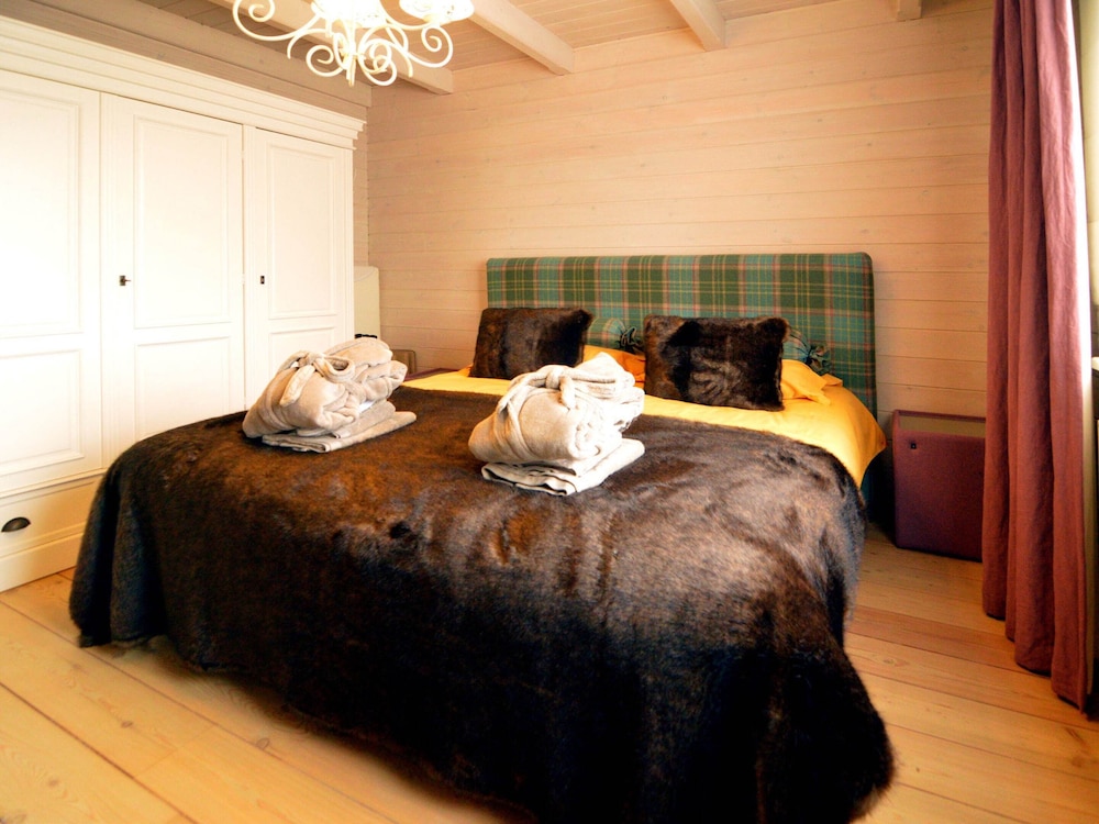 Luxurious Villa with Sauna, Hot Tub, Recreation Room, Large Enclosed Garden view 5