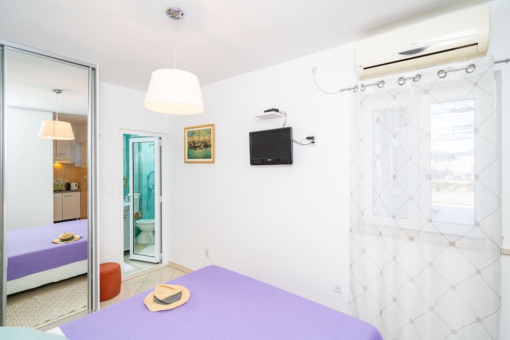 Jele Rooms