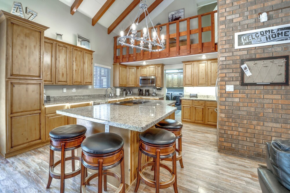 Fire Pit & Grill: Spacious 'forest Lakes Chalet'