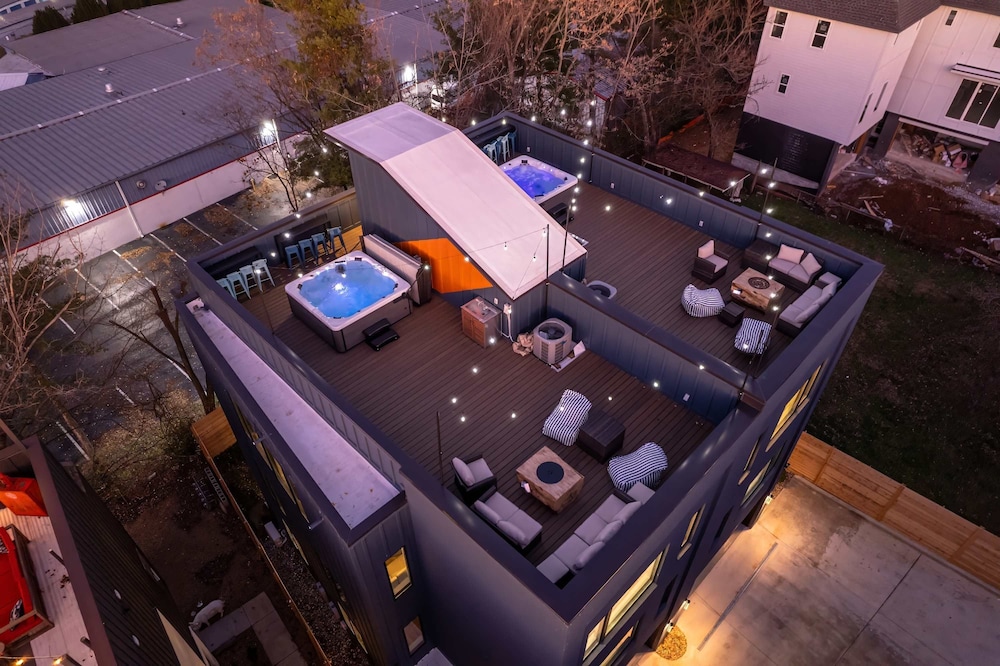 Twin Homes Hot Tub Rooftop Game Zone at Nashville