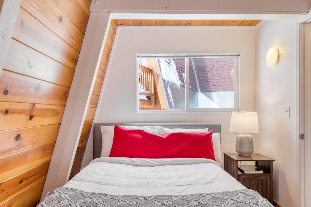 Chickadee by Avantstay Modern A-frame Cabin view 5
