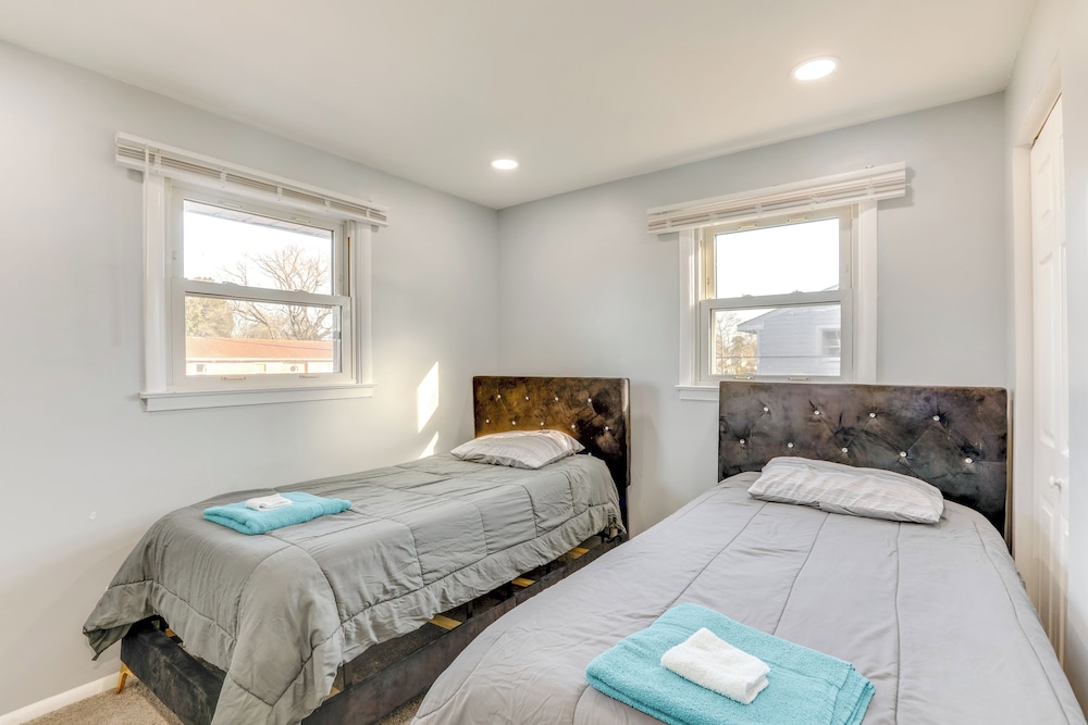 3 Mi to Dtwn: Home w/ Yard in Newark