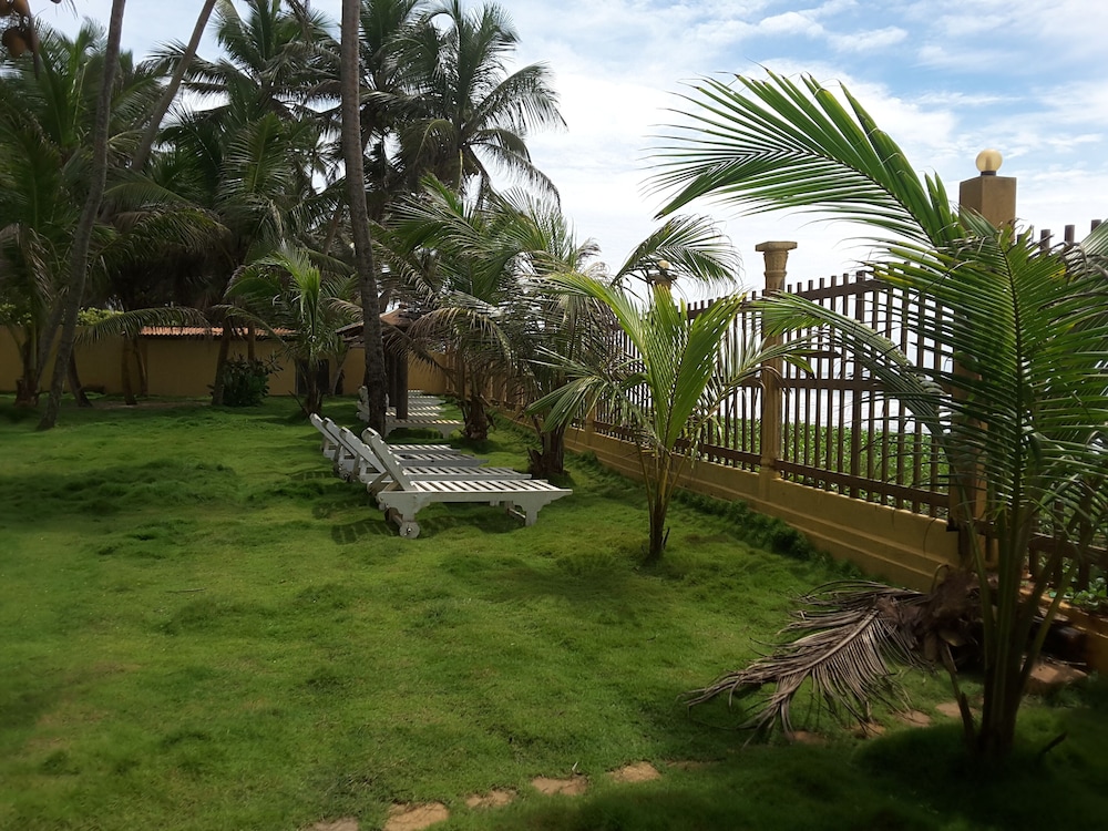 Astonishing Villa Firenze Galle Srilanka view 4