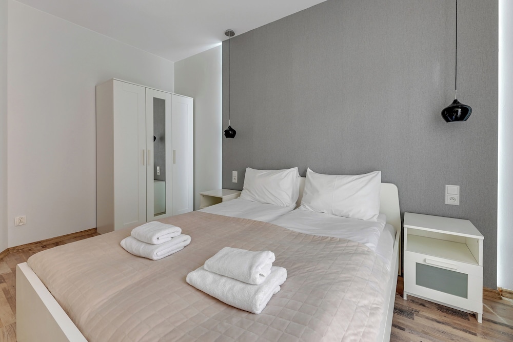 Aura - Riverside & Parking by Downtown Apartments