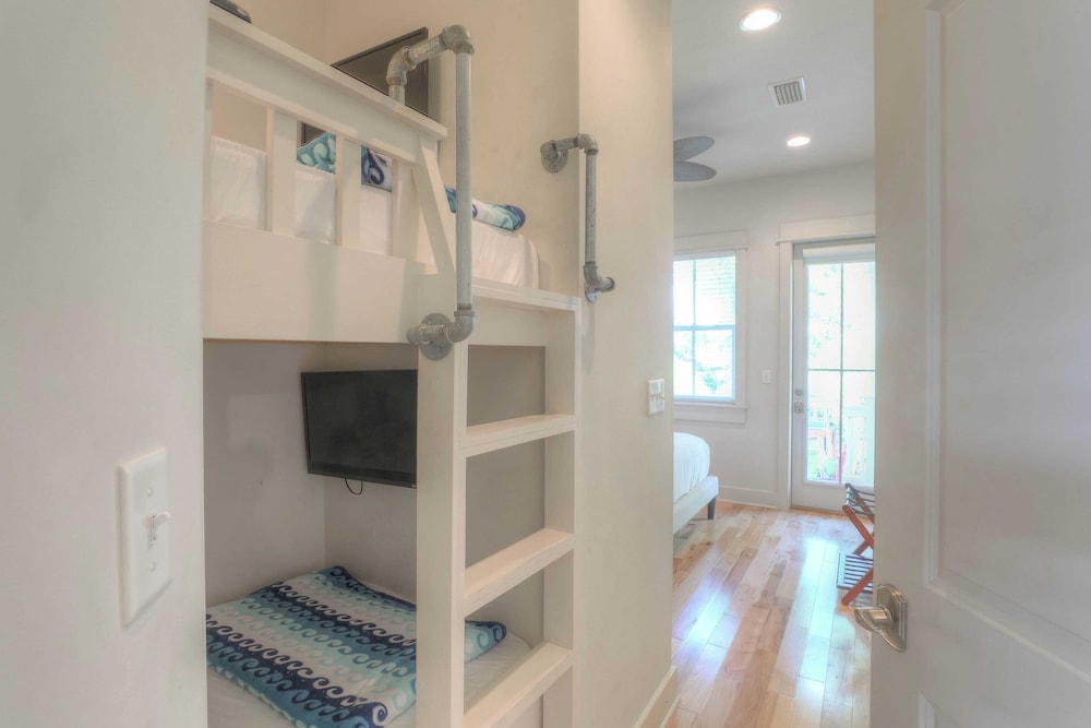 Dunn Inn 2 by Avantstay Walk to Beach, Pool Access, Sleeps 17!