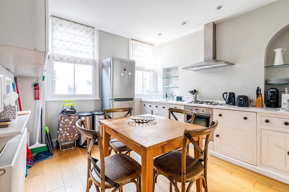 Cozy and Spacious Kensington Maisonette