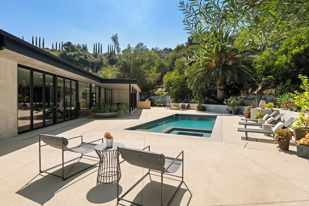 Valea Estate - Secluded Beverly Hills Retreat 1-acre Oasis