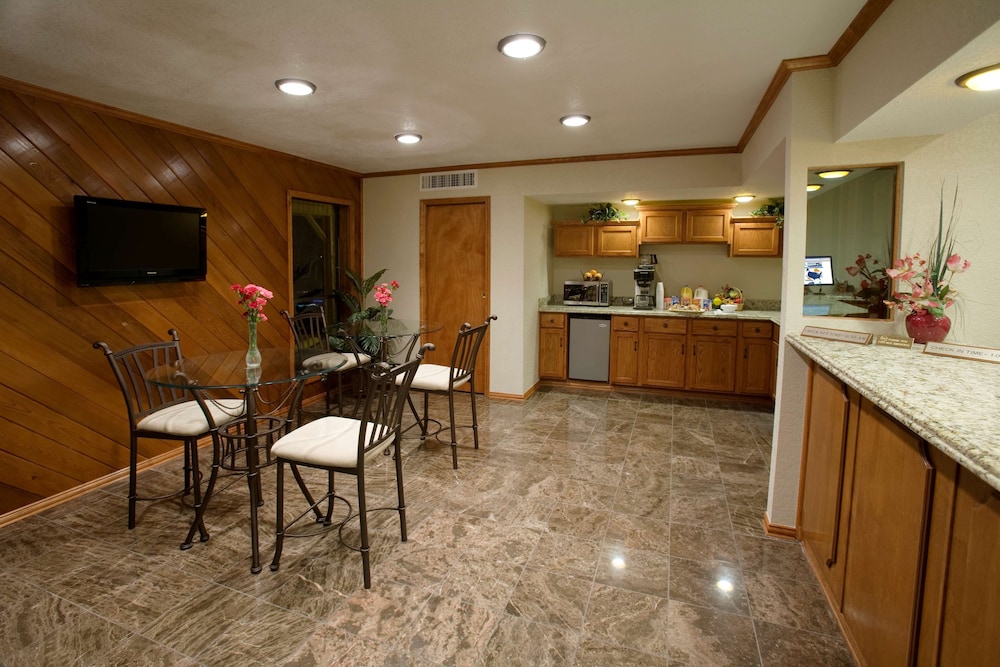 Americas Best Value Inn Edna view 3
