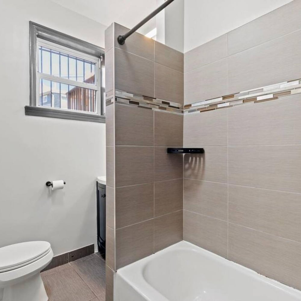 Charming DC Rowhouse Condo - Ideal Long-term Stay