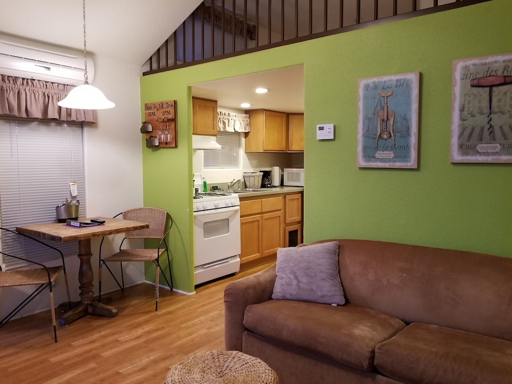 Mendelbaum Winery Guest Cabins