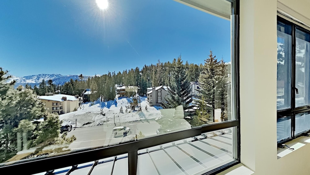 Gorgeous Remodeled Condo With Views Of Mammoth Mountain! by RedAwning