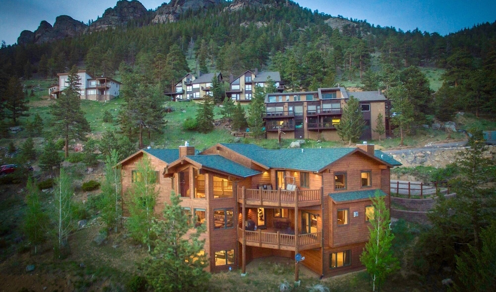 Denver Vacations - Elk Summit Vacation Home At Windcliff 5 Bedroom Home by RedAwning - Property Image 1