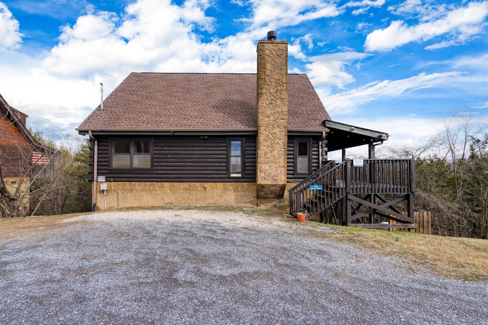 Cozy Cabin Hot Tub Balcony Golf Simulator Near Pigeon Forge Smoky Mountain Group Retreat Mountains Are Calling by Avantstay