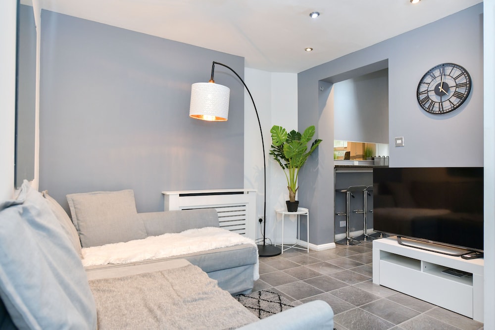 Impeccable 4-bed House With Garden in Brixton