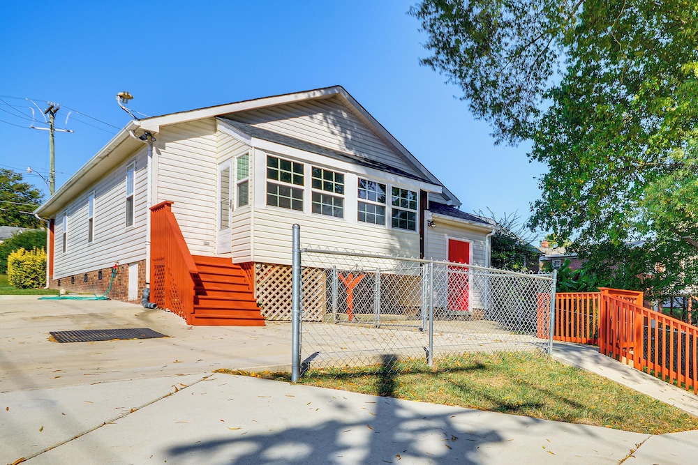 2 Mi to Dtwn Greensboro: Pet-friendly Retreat!