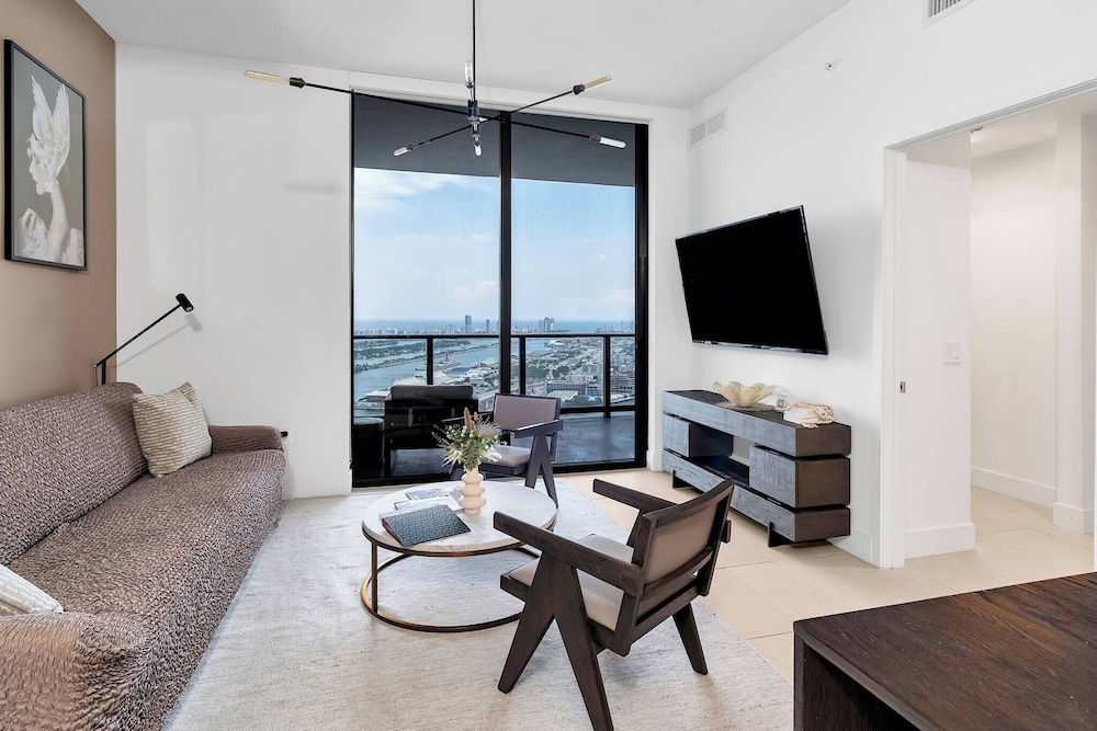 3BR Penthouse Direct, Stunning Water Views