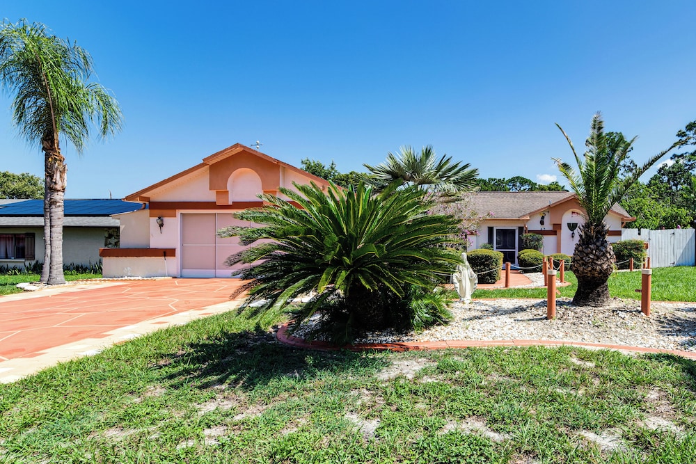 3 Mi to Weeki Wachee Springs SP: Poolside Oasis!