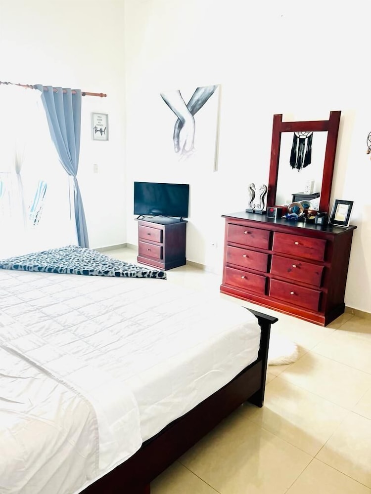 2 Minutes Walk to Beach Huge 3 bdrm Condo with Pool