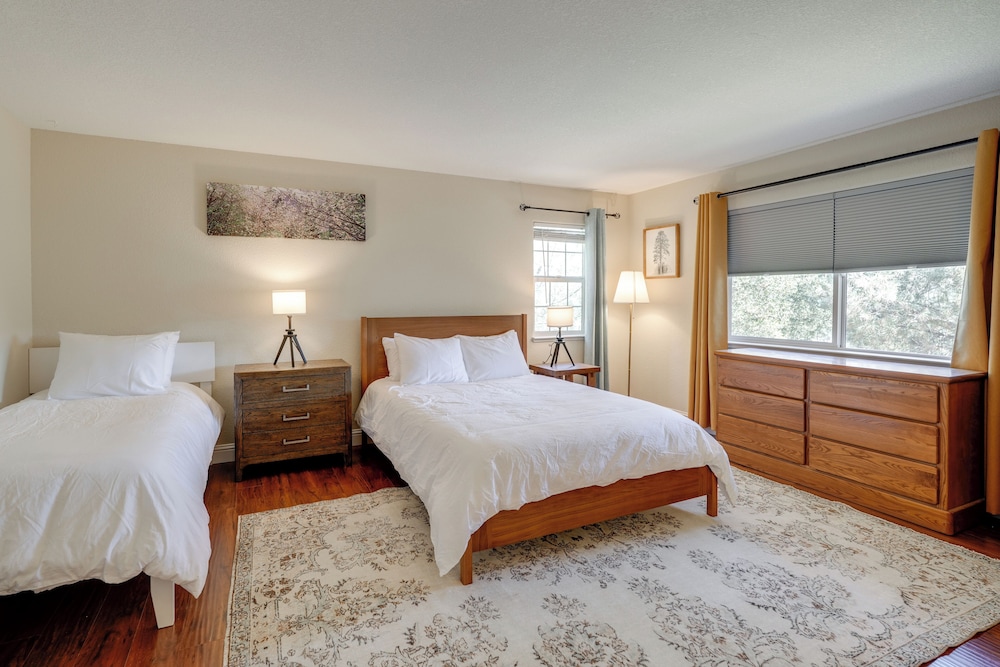 Hot Tub + Game Room: Family Retreat in Groveland!
