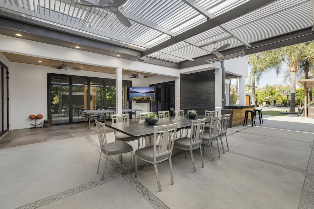 Louise Modern - Luxury Smart Estate in Encino w/ Pool, Gym & Spa