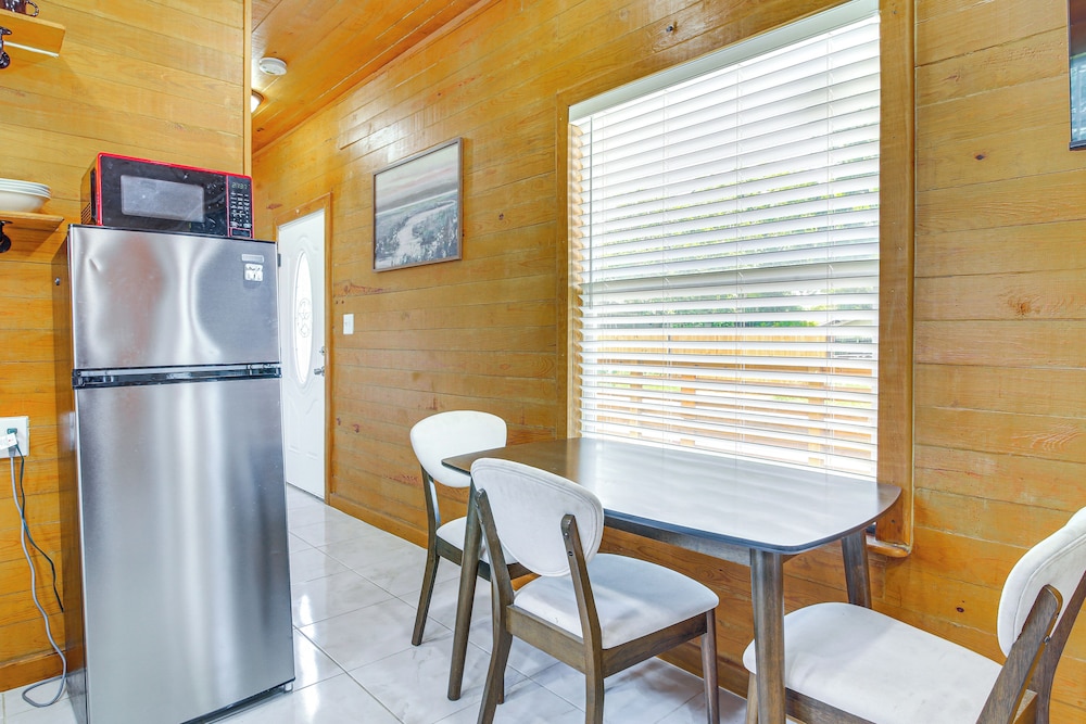 2 Mi to Family Attractions: Brownsville Cottage!