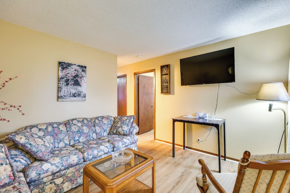 2 Mi to Kansas State Fairgrounds: Cozy Apartment!