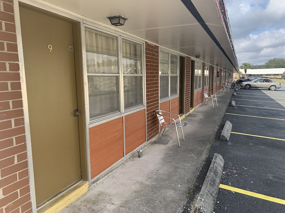 Lake City Vacations - Motel 8 Lake City - Property Image 9