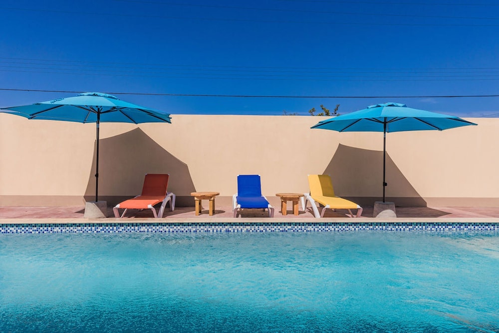 King Size Bed Studio w Pool Close to Beaches