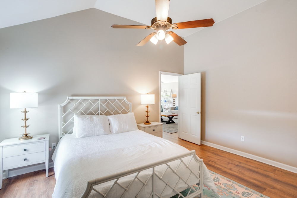 1 Mi to Ole Miss: Pet-friendly Retreat w/ Yard